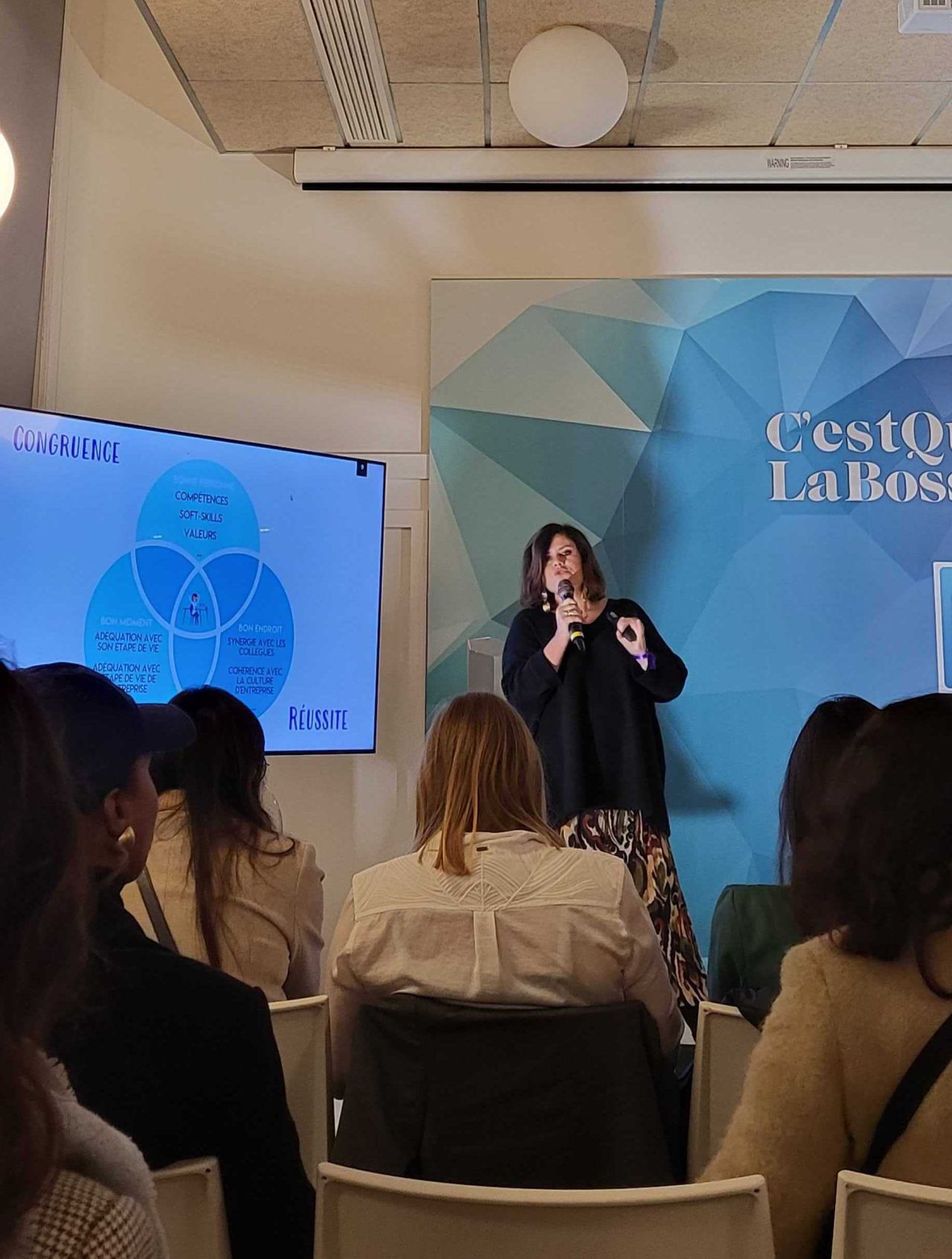 Catherine Testa en conférence devant une audience en entreprise