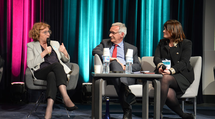 Catherine Testa en conférence en entreprise, sur scène