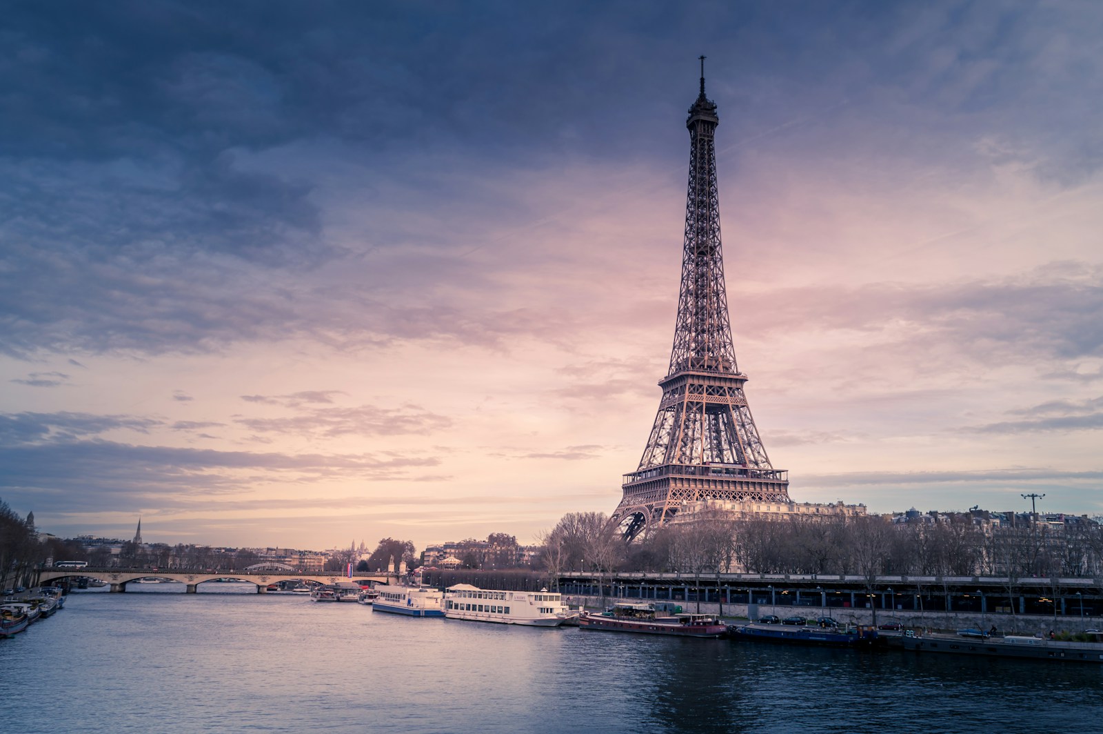 Tour Eiffel à Paris, ville d'intervention de Catherine Testa