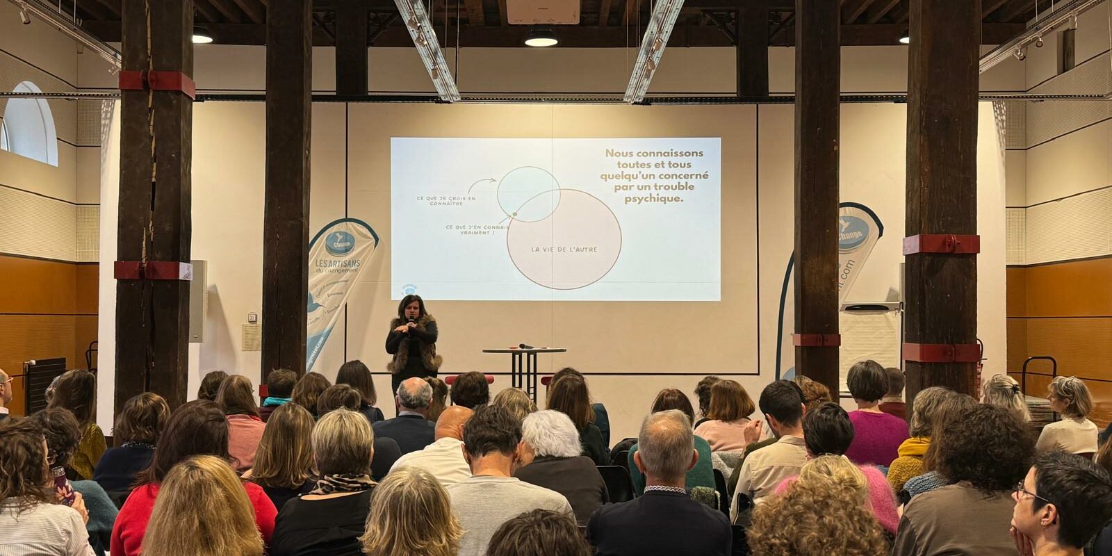 Catherine Testa en conférence santé mentale devant une salle pleine