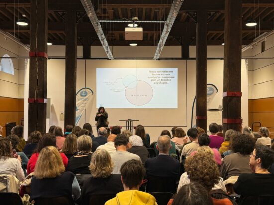 Catherine Testa en conférence santé mentale devant une salle pleine