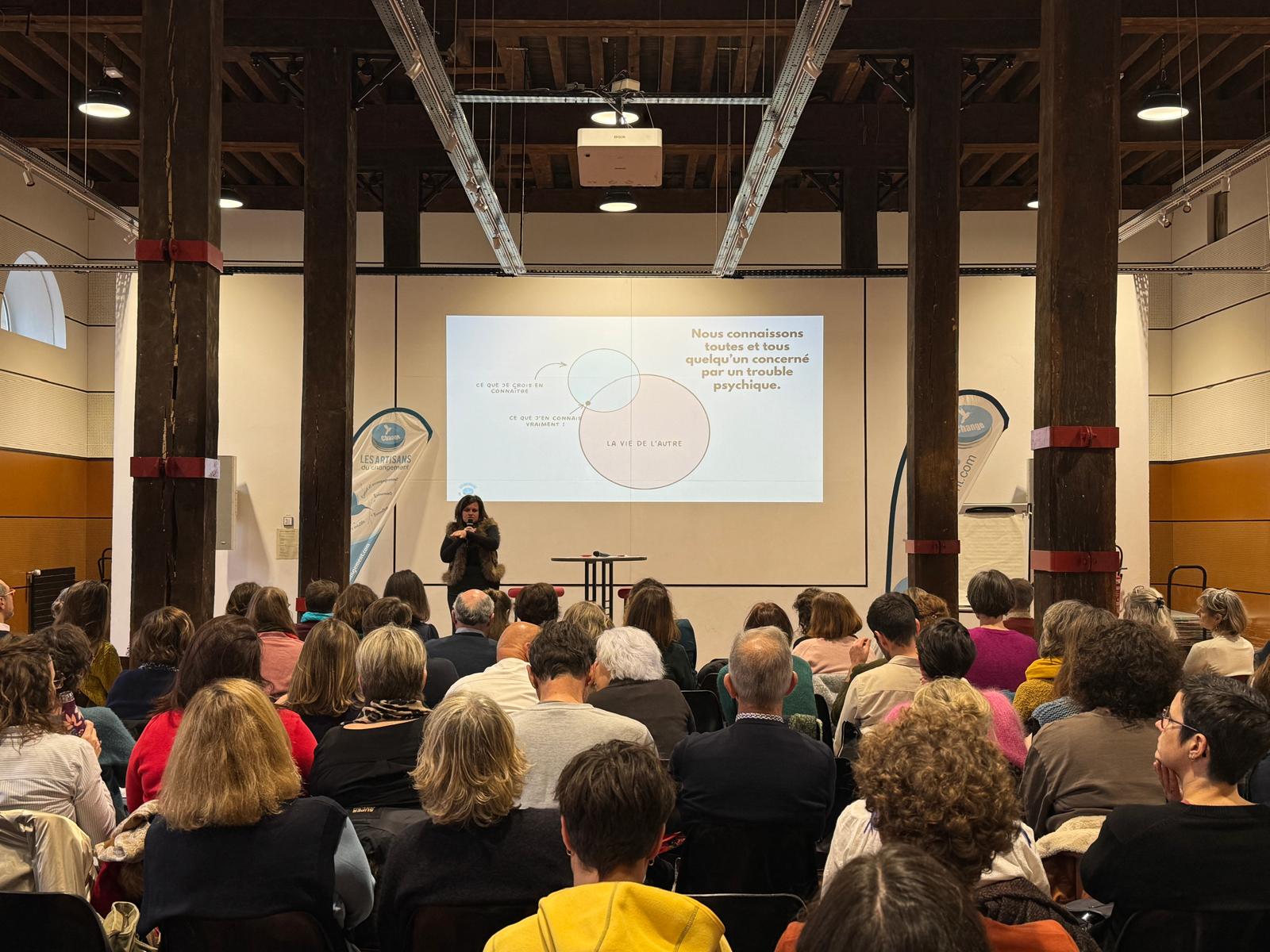 Catherine Testa, conférencière pour la banque, devant une salle pleine