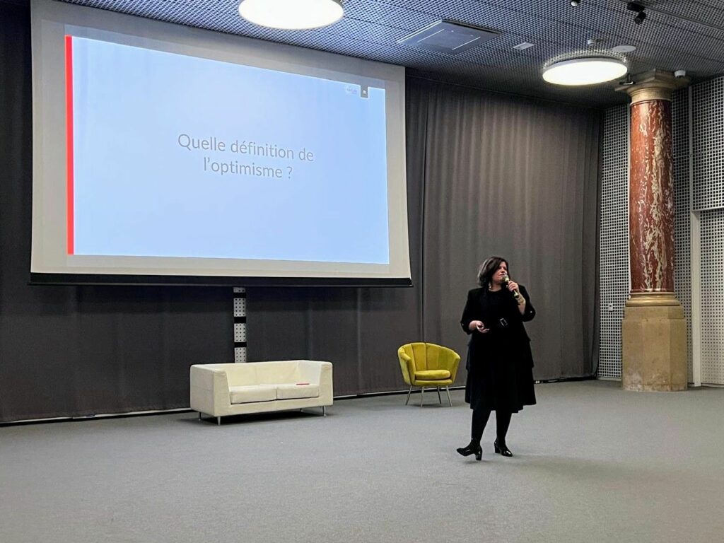 Catherine Testa en conférence sur scène, face à un public en entreprise